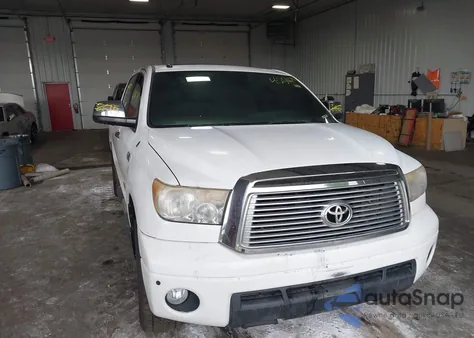2010 Toyota Tundra Limited 5.7L V8 z USA, uszkodzony, nr VIN 5TFHW5F10AX145756
